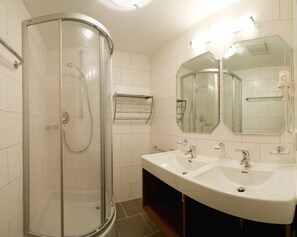 Douche, sèche-cheveux, serviettes fournies