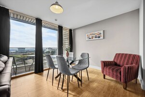 Lägenhet City - 1 dubbelsäng - utsikt mot staden | Matservice på rummet