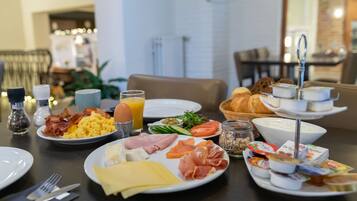 Dagelijks ontbijt met lokale gerechten (EUR 12.50 per persoon)