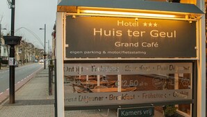A sign for Hotel Huis ter Geul Grand Café, indicating it offers a 12.50 all-in breakfast and has its own parking and motor/stall. - Huis ter Geul (Valkenburg aan de Geul)