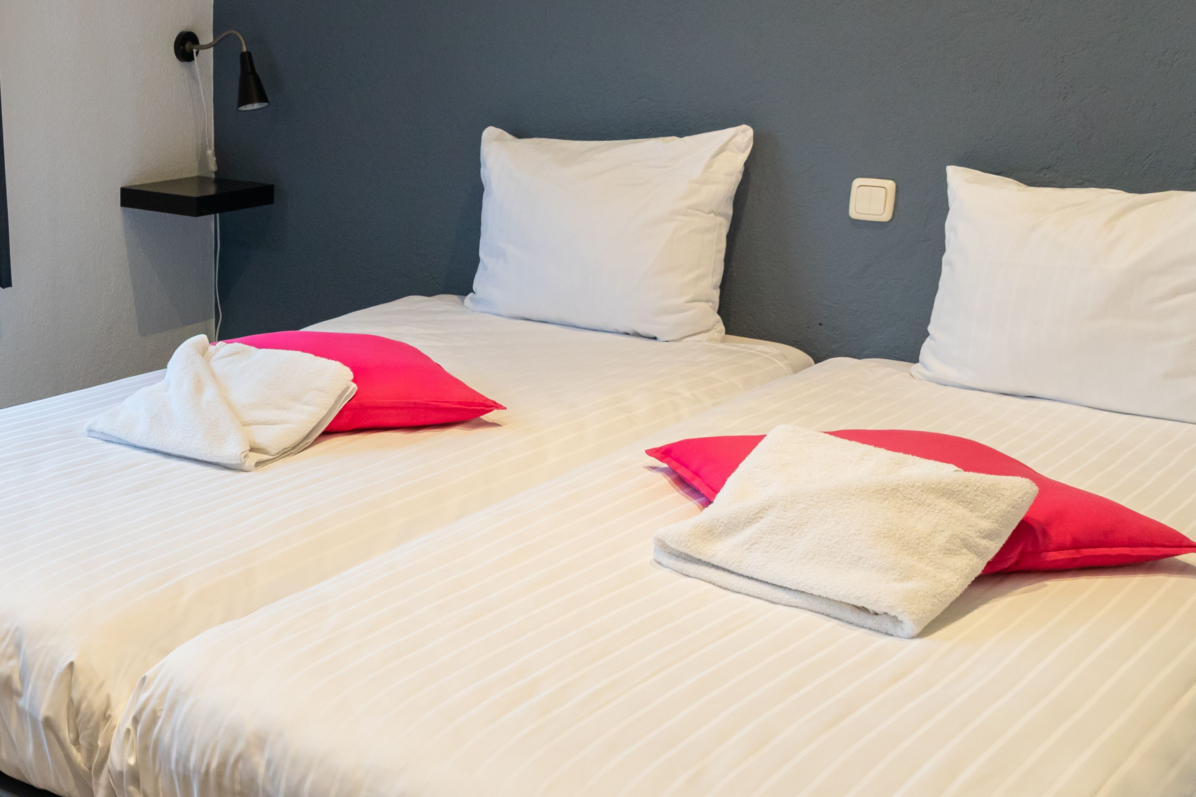 Caja de seguridad en la habitación y escritorio 