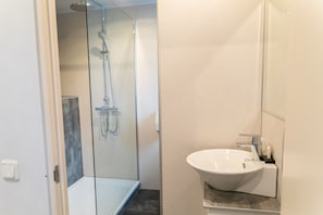 Chambre Double Standard | Salle de bain | Douche, articles de toilette gratuits, sĂšche-cheveux