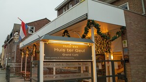 A hotel named Huis ter Geul Grand Café with a sign indicating amenities like parking and motor/fiat station. - Huis ter Geul (Valkenburg aan de Geul)