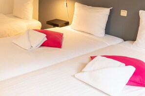 Standard Triple Room | In-room safe, desk, laptop workspace, blackout drapes - Huis ter Geul (Valkenburg aan de Geul)
