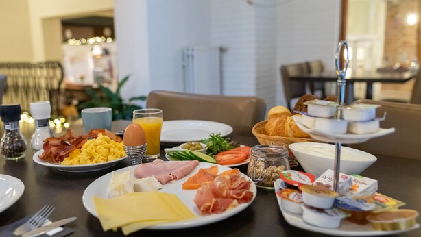 A breakfast buffet with various food items including eggs, bacon, cheese, and pastries. - Huis ter Geul (Valkenburg aan de Geul)
