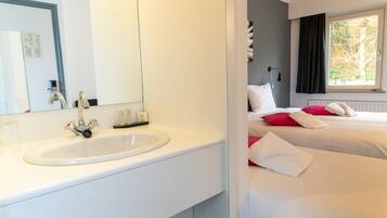 Caja de seguridad en la habitación y escritorio