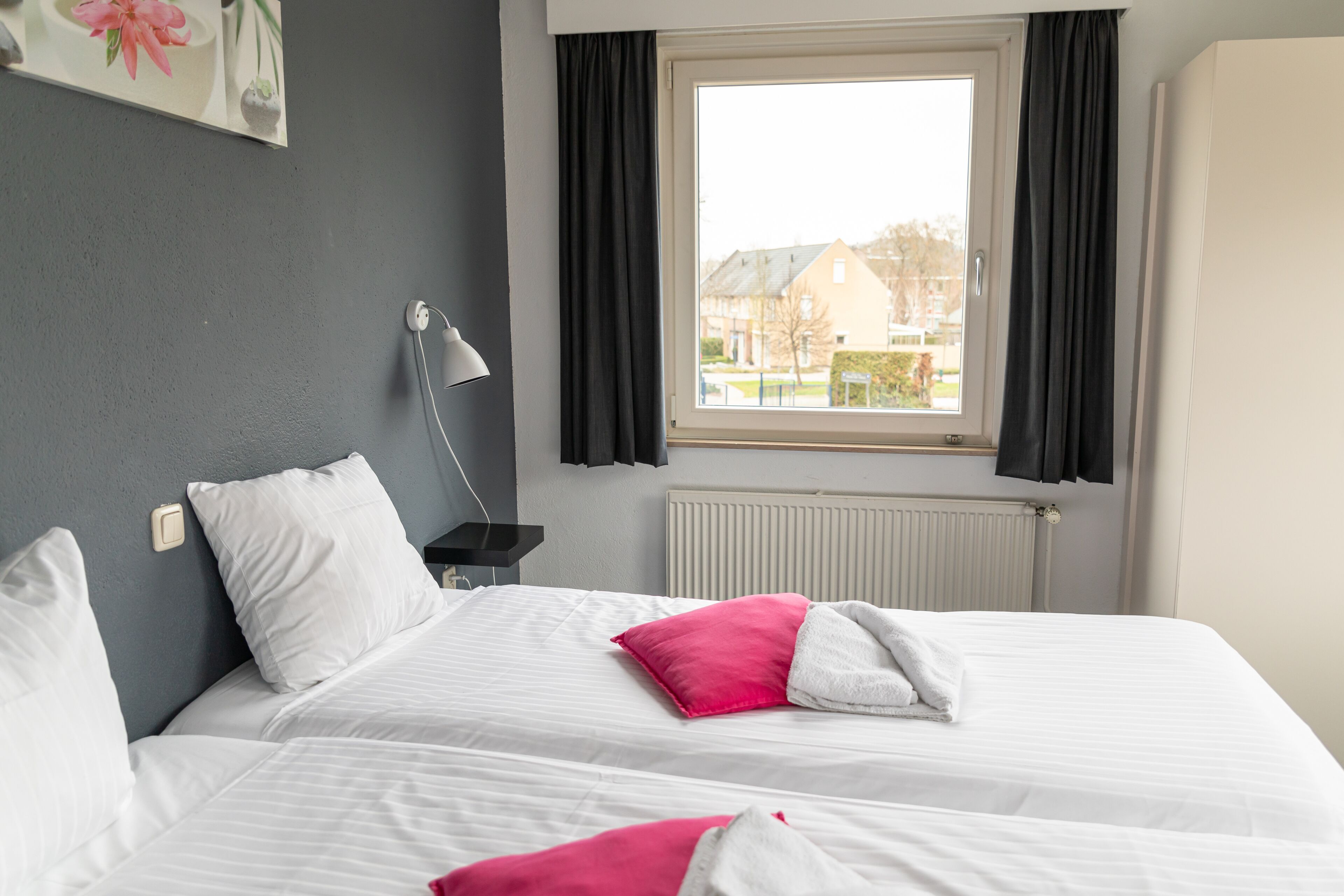 Standaard tweepersoonskamer | Een kluis op de kamer, een bureau, een laptopwerkplek