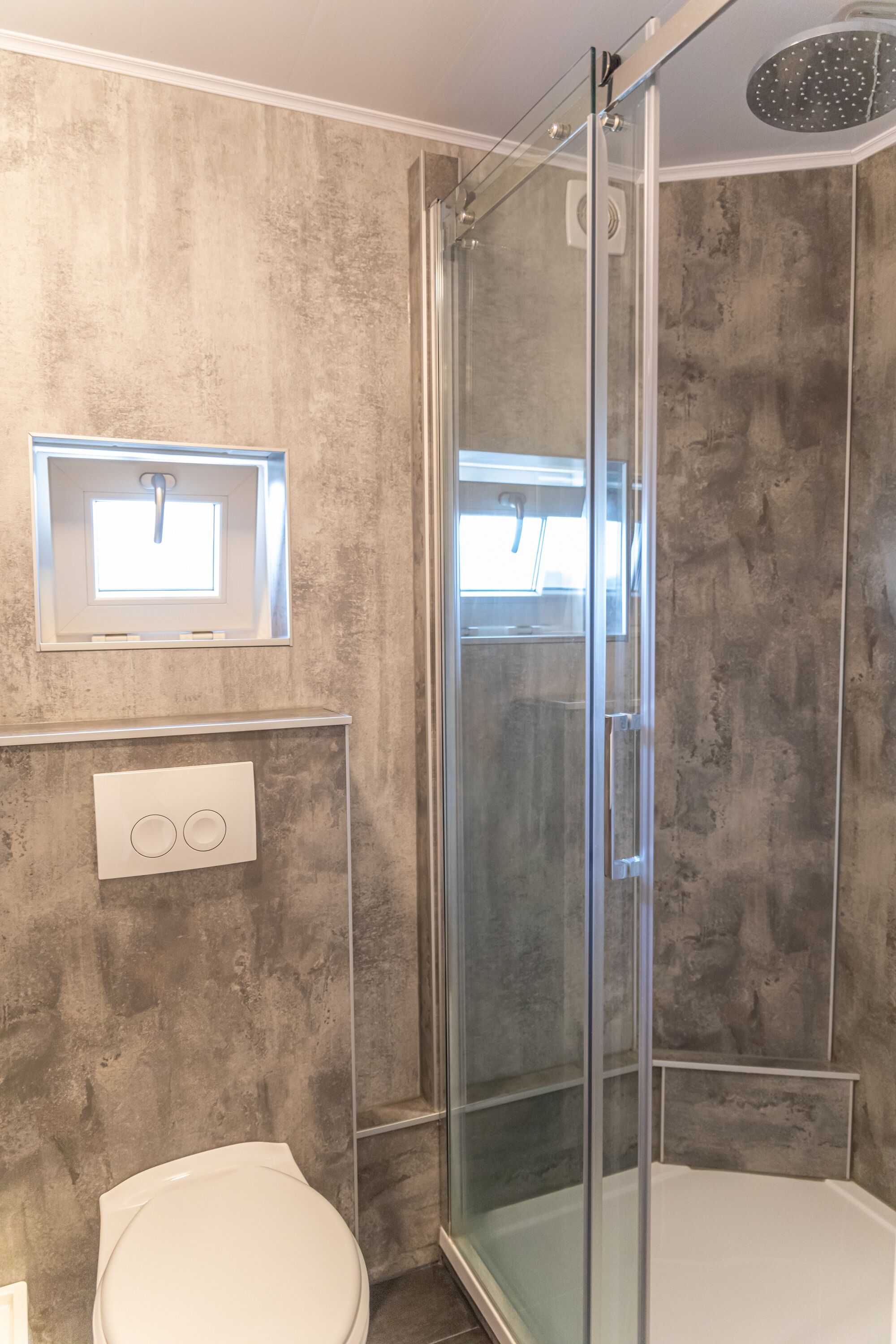 standard triple room | bathroom | shower, free toiletries, hair dryer, towels