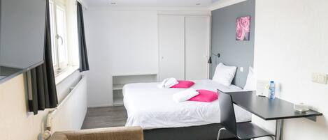 Kamar Double Standar | Brankas, meja kerja, ruang kerja ramah laptop, dan tirai kedap cahaya