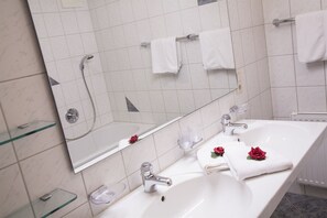 Typ 1-Apartment with 3 Bedrooms | Bathroom sink