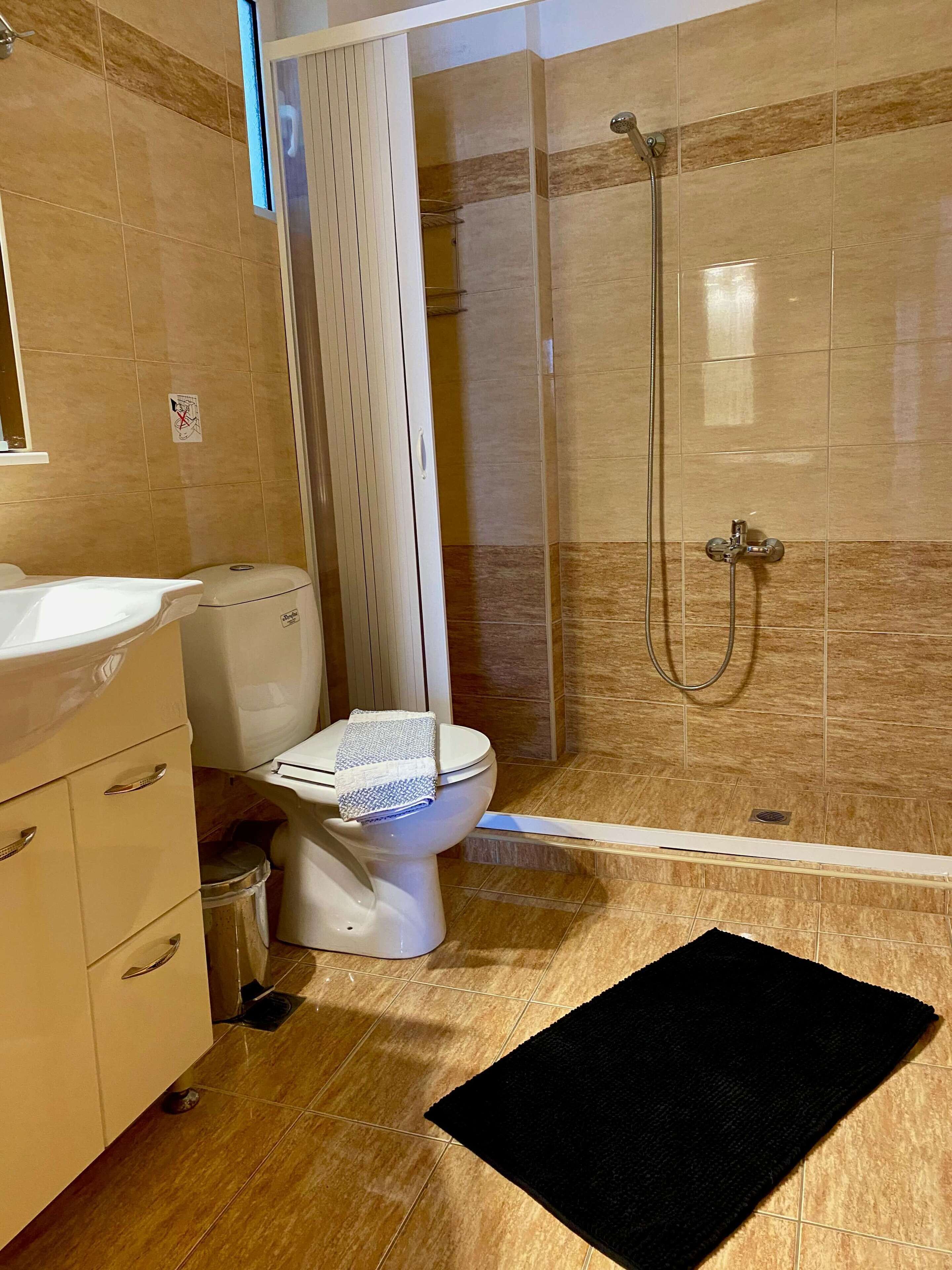 apartment for 4 people | bathroom | rainfall showerhead, free toiletries, hair dryer, towels