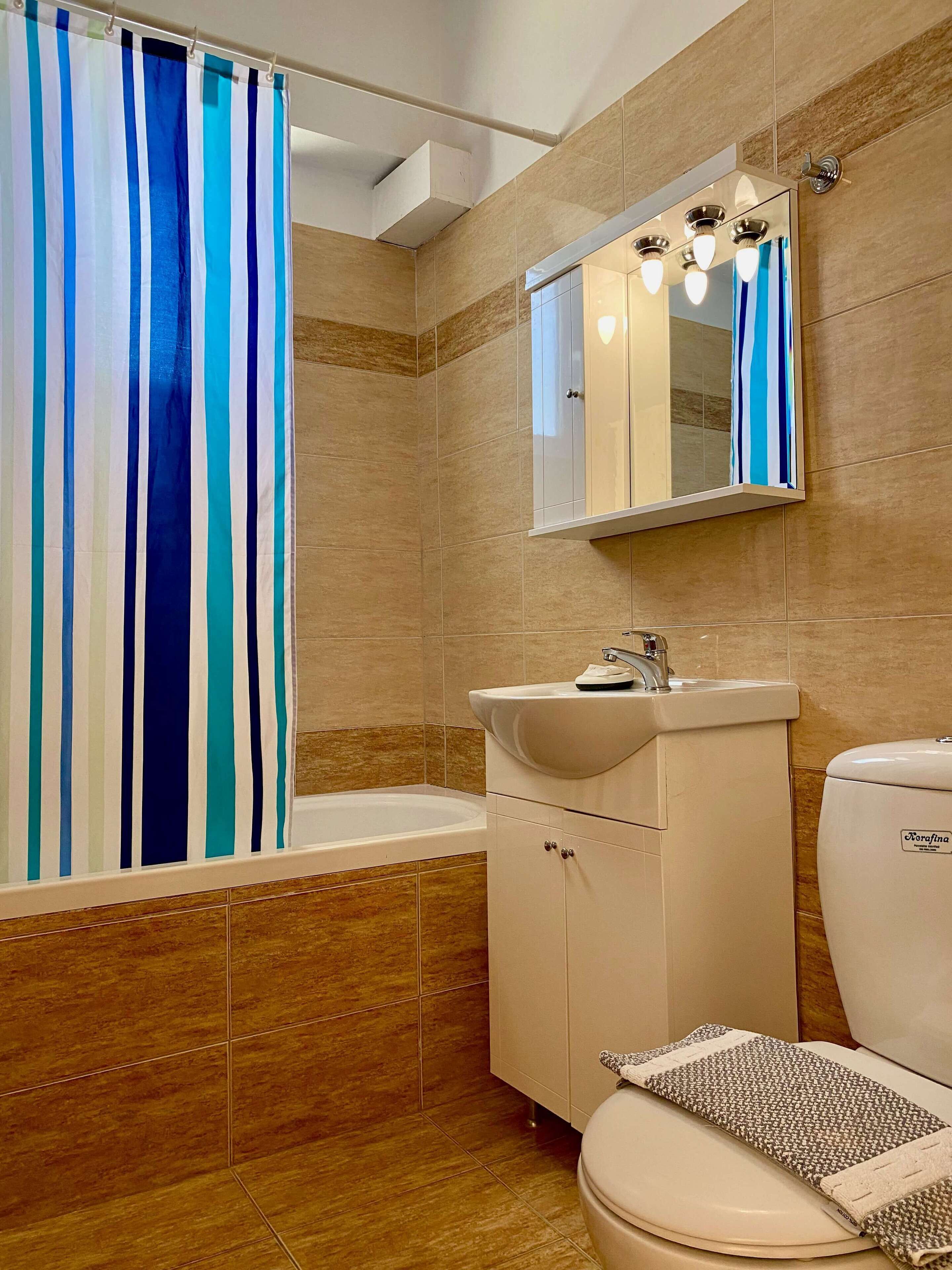 rainfall showerhead, free toiletries, hair dryer, towels