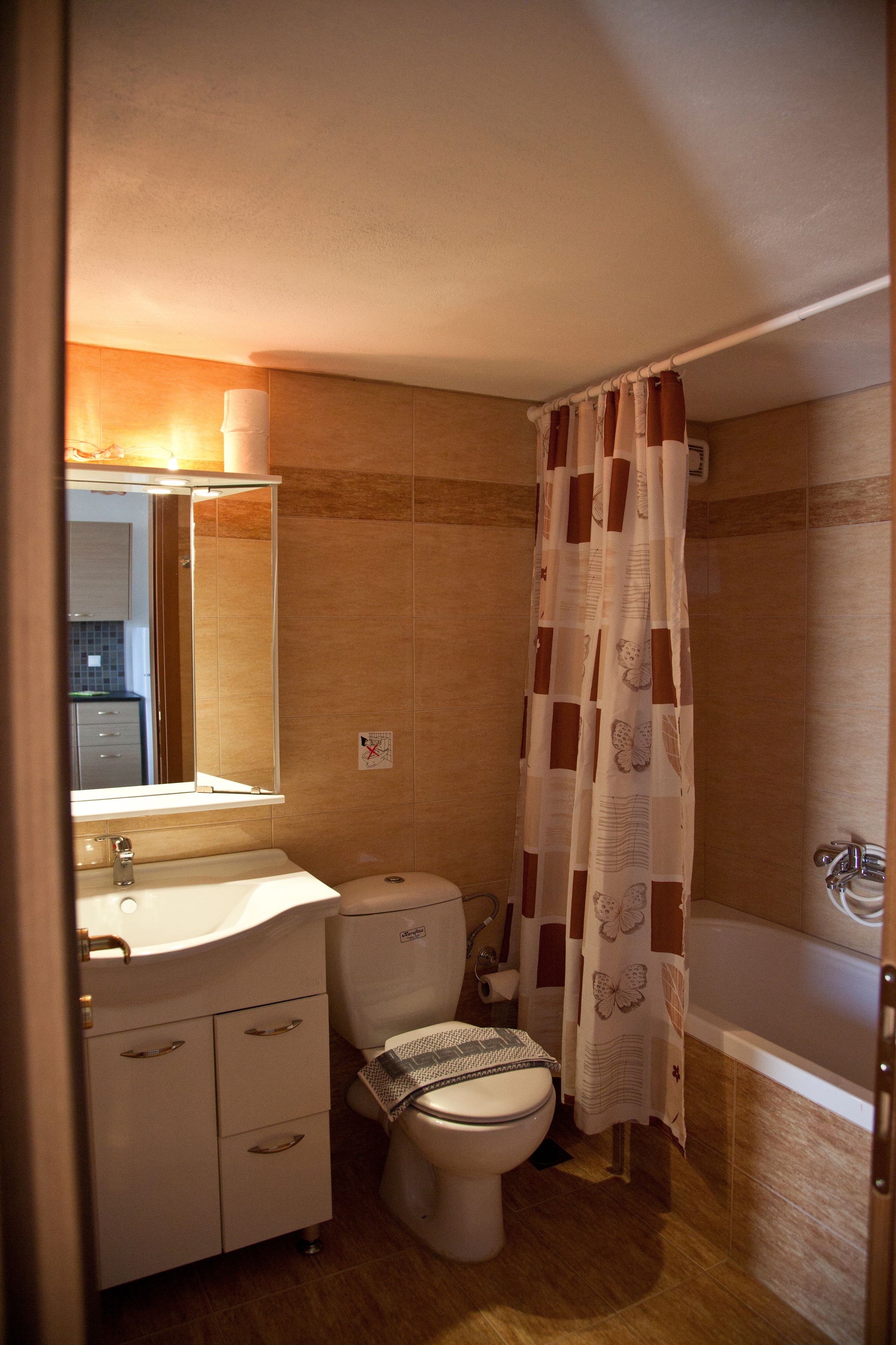 rainfall showerhead, free toiletries, hair dryer, towels