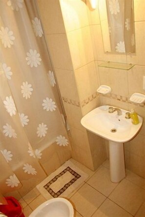 Duschwanne, Regendusche, kostenlose Toilettenartikel, Haartrockner
