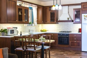 Villa | Eigene Küche | Kühlschrank, Mikrowelle, Herdplatte, Geschirrspüler