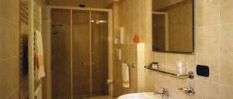 Un baño con ducha, inodoro y lavabo.