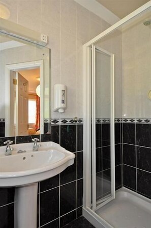 Shower, free toiletries, hair dryer - The Rise (Galway)