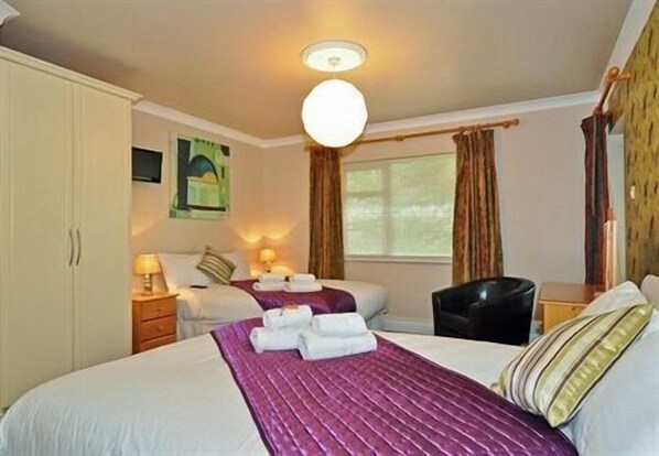 Chambre Triple Confort | Literie de qualité supérieure, bureau, fer et planche à repasser