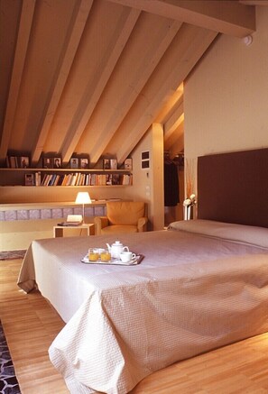 Individually decorated, individually furnished, desk, free WiFi - Borgo Santa Giulia  (CORTE FRANCA)