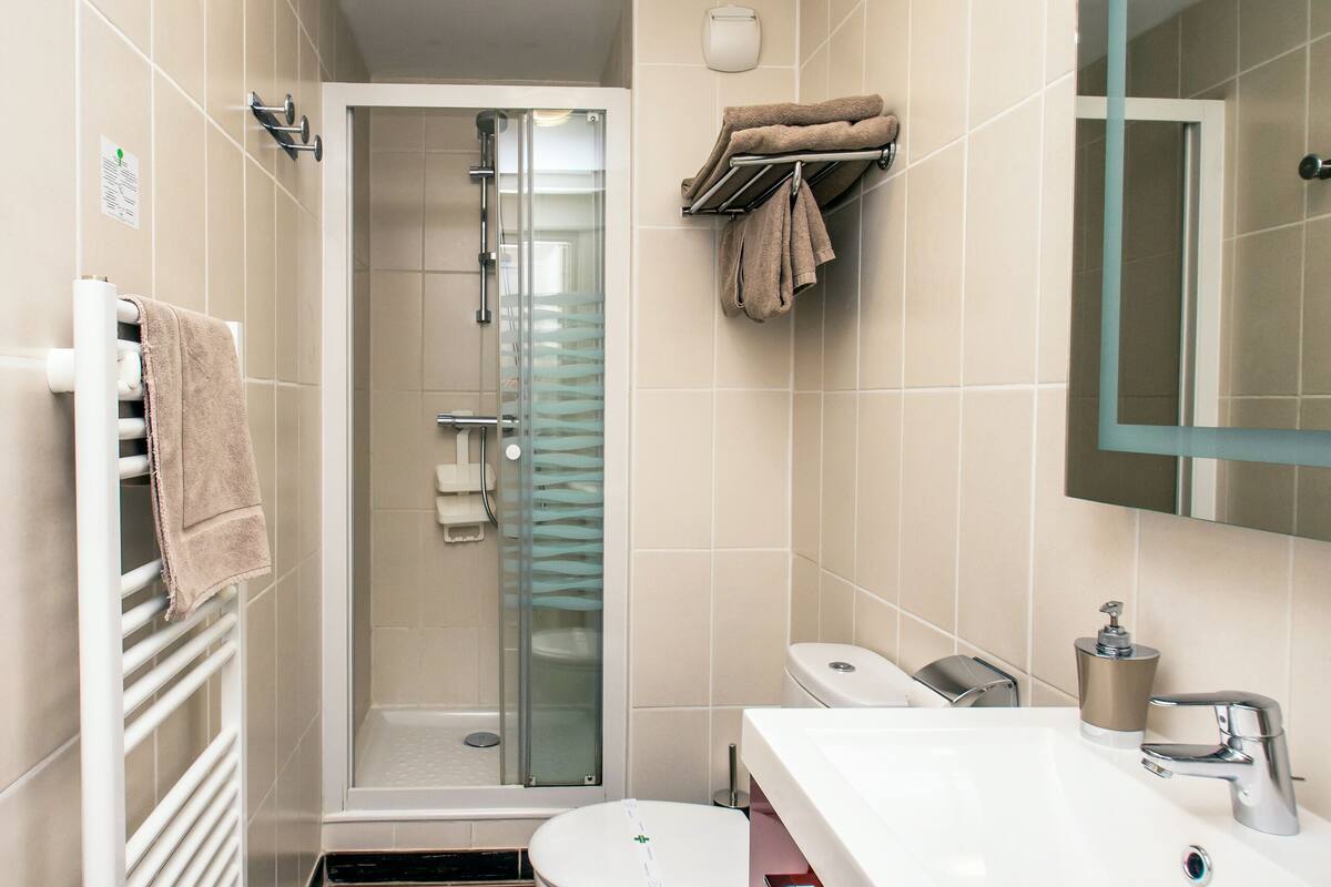 standard twin room | bathroom | hair dryer, towels