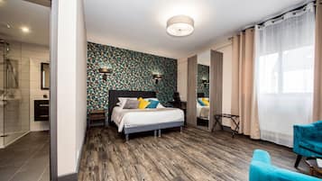 Quarto casal superior | Cofres nos quartos, escrivaninha, cortinas blackout