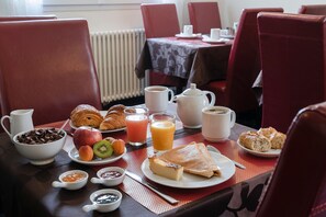 Tägliches Frühstücksbuffet (14 EUR pro Person)