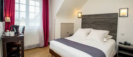 Suíte família | Cofres nos quartos, escrivaninha, cortinas blackout