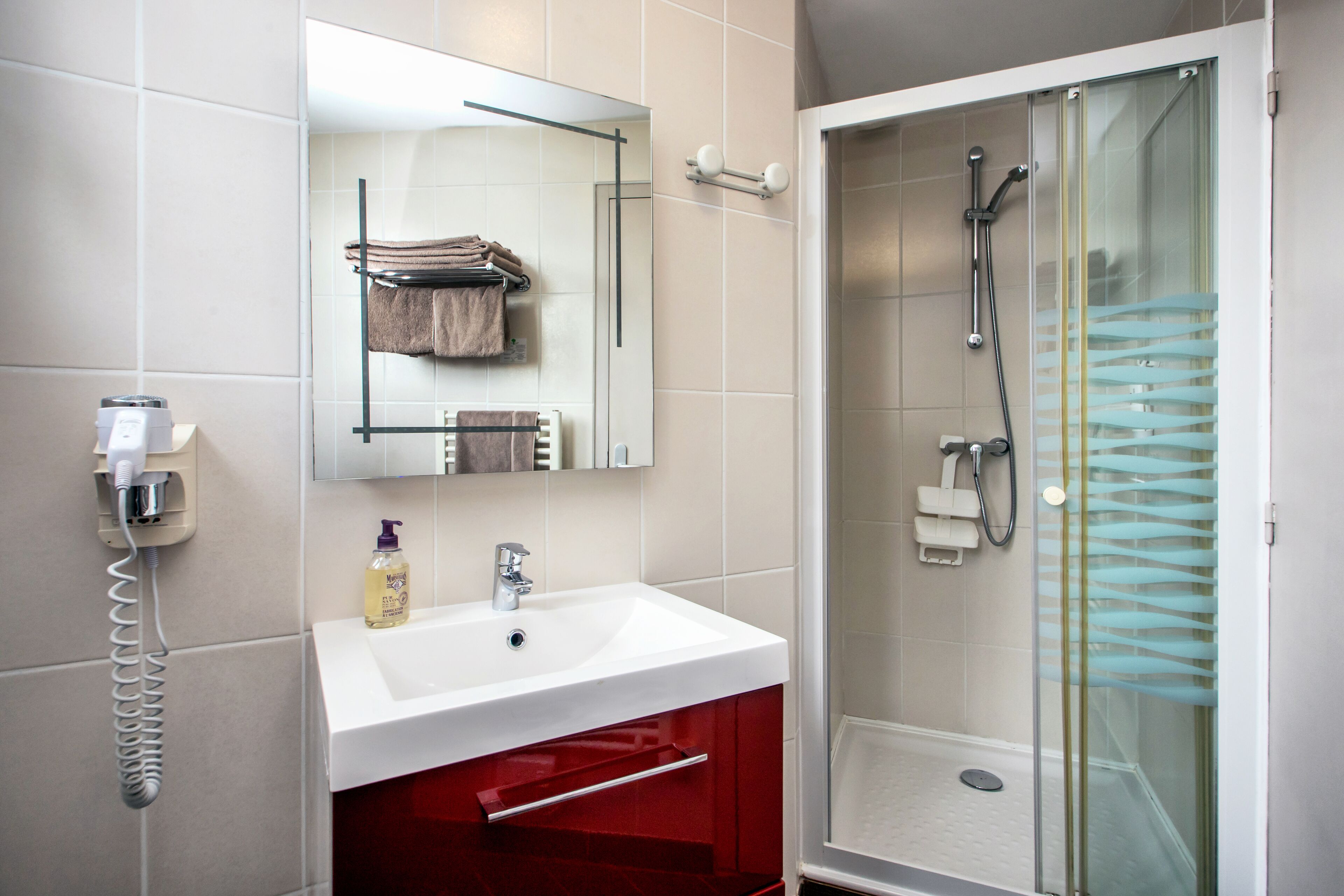 Quarto casal standard | Banheiro | Secador de cabelo, toalhas de banho