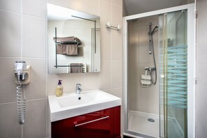 Standard-Doppelzimmer | Badezimmer | Haartrockner, Handtücher, Seife, Shampoo