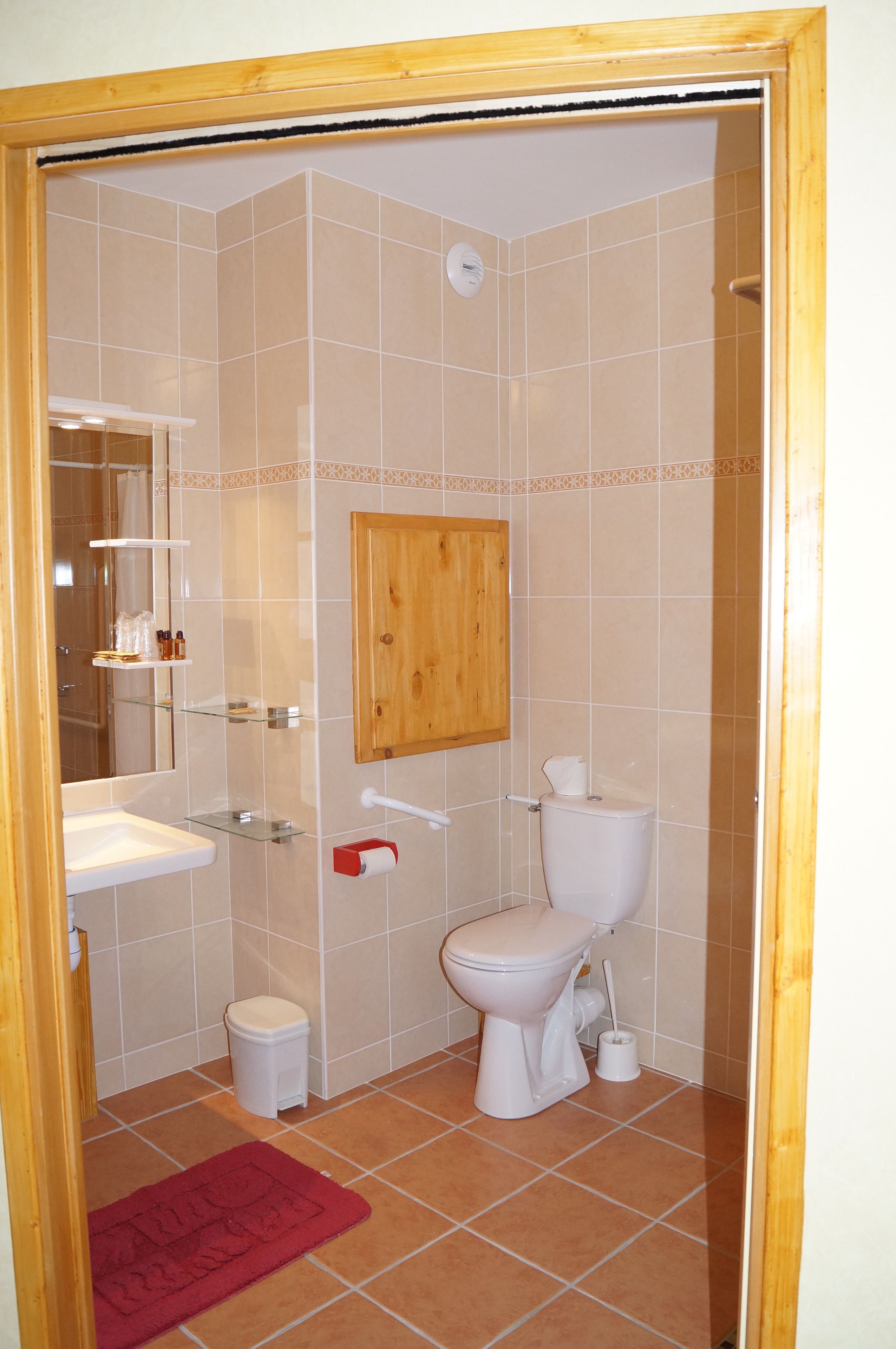 triple room | bathroom | free toiletries, hair dryer, towels