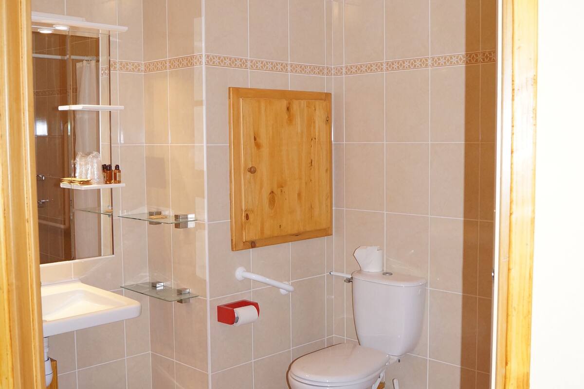 triple room | bathroom | free toiletries, hair dryer, towels