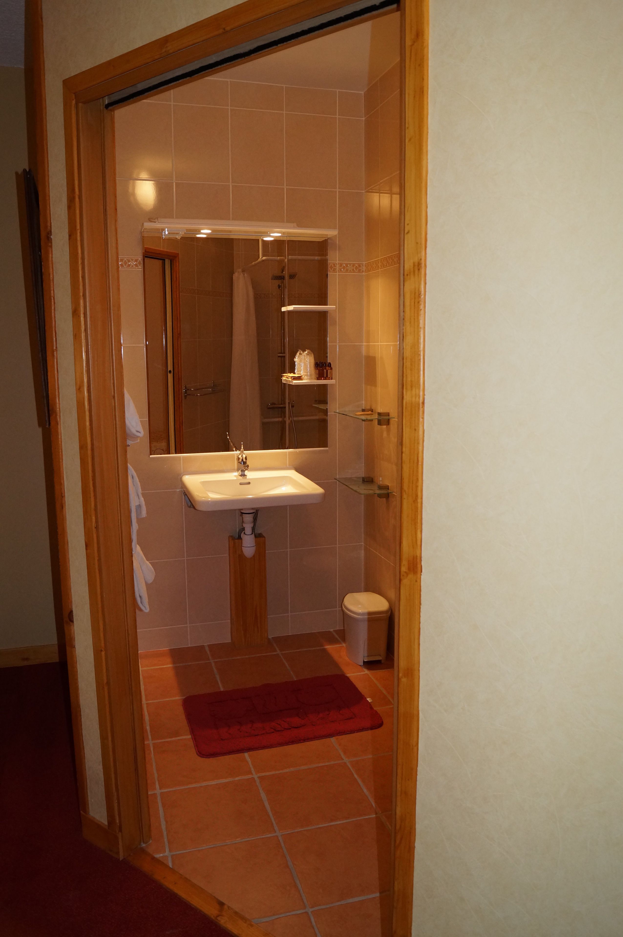 triple room | bathroom | free toiletries, hair dryer, towels