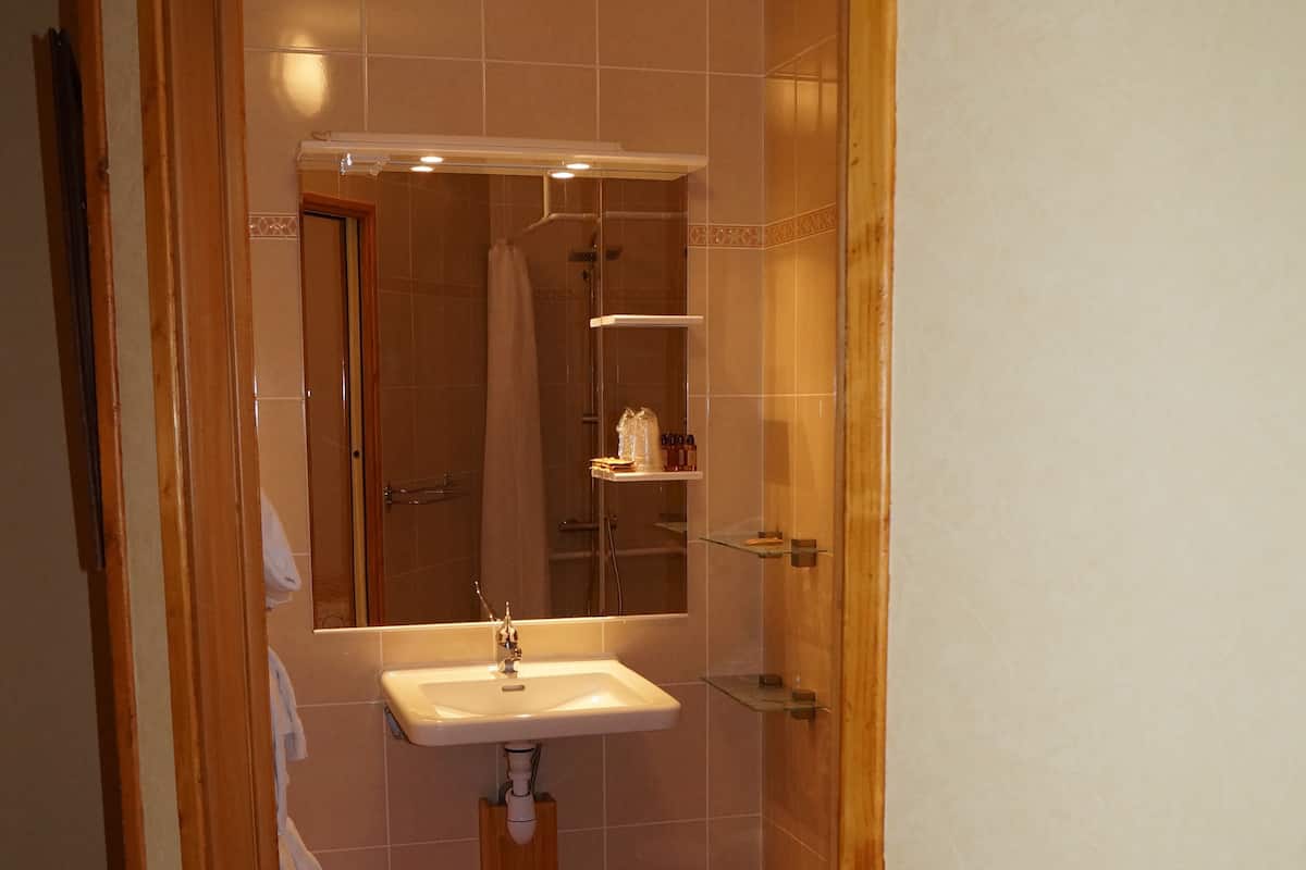 triple room | bathroom | free toiletries, hair dryer, towels