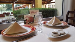 Breakfast, lunch and dinner served - La Martinière (Montelier)
