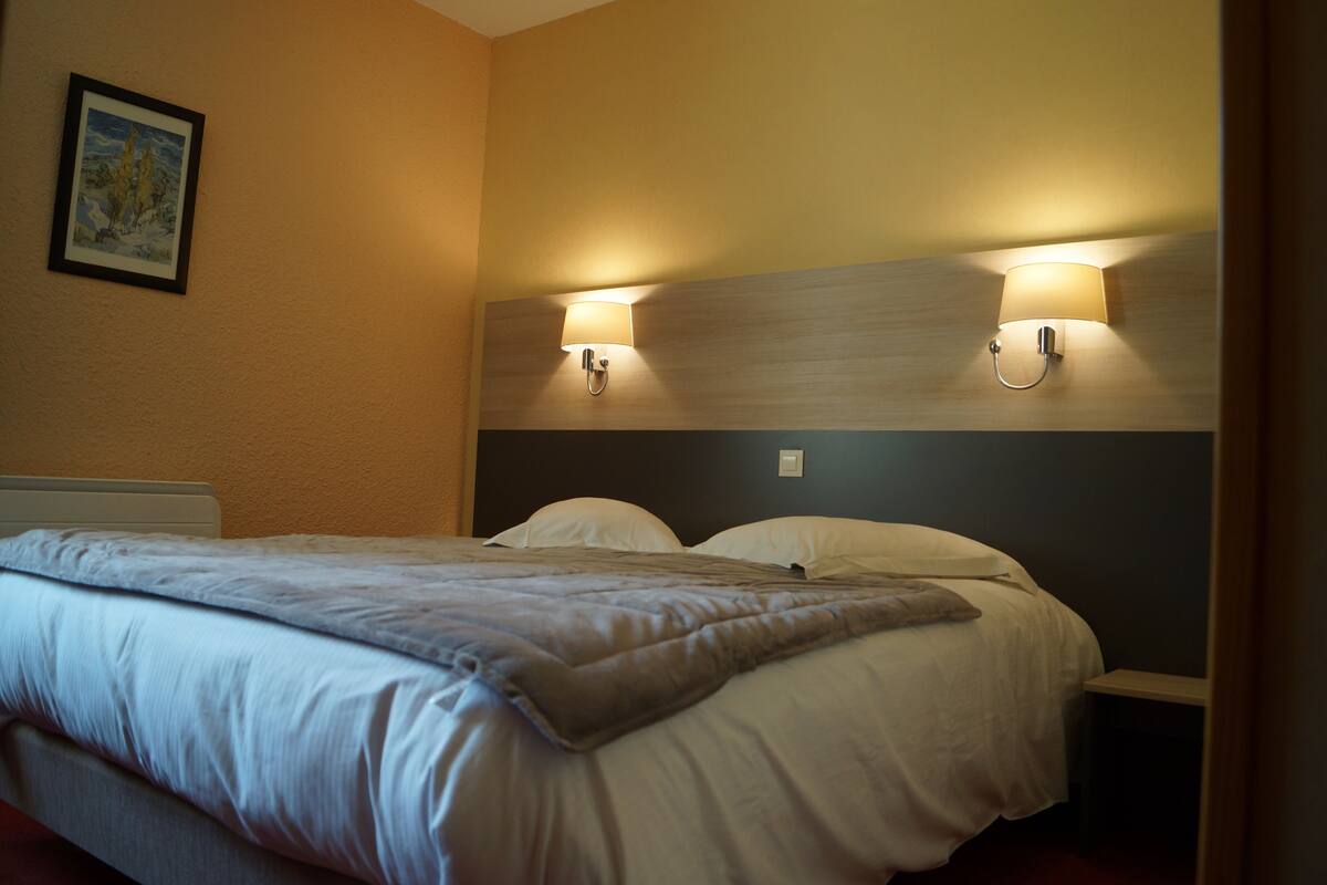 Premium bedding, desk, blackout drapes, soundproofing
