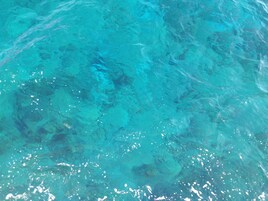 Vista clara de una piscina con agua transparente y algunos objetos sumergidos.