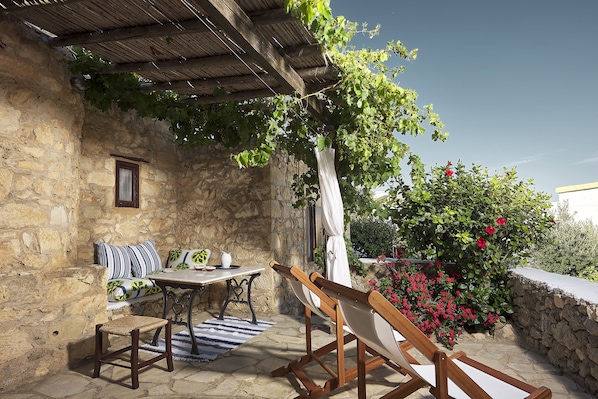 Family Cottage, Garden View | Terrace/patio