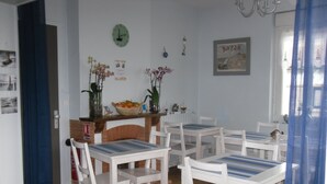 Daily continental breakfast for a fee - The Originals Access, Hôtel Corinna (Royan)