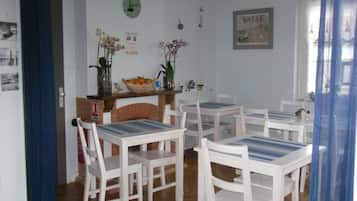 Daily continental breakfast (EUR 9.5 per person)