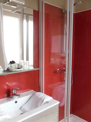 Doppia Standard | Bagno | Doccia, soffione a pioggia, set di cortesia gratuito, asciugacapelli