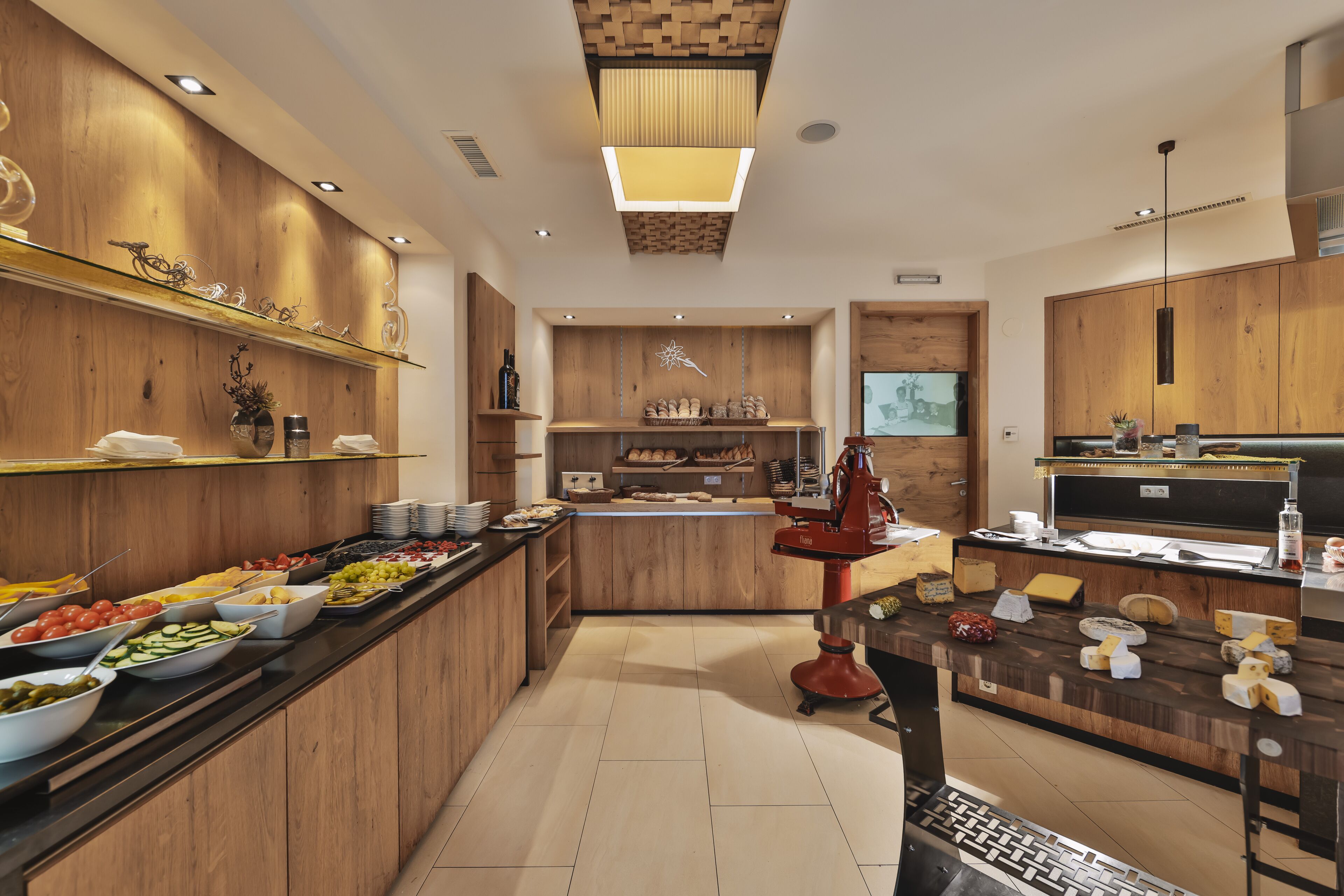 Een moderne keuken met houten kastjes, een centraal eiland en diverse etenswaren gepresenteerd op het aanrecht.