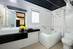 Douche hydromassante, articles de toilette de luxe, sèche-cheveux