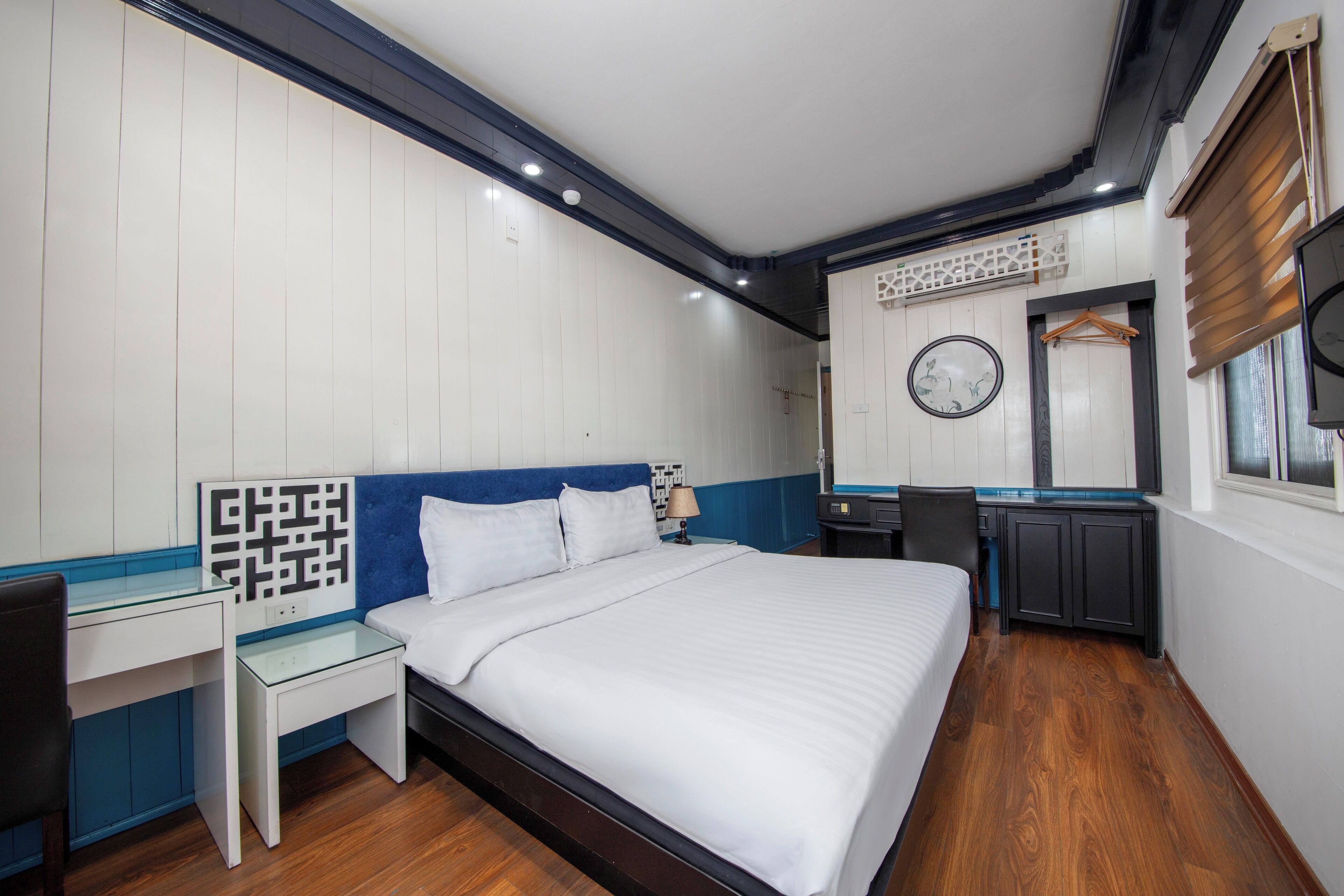 Um quarto com uma cama, uma escrivaninha e um armário.