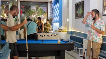 32 インチの液晶テレビ (衛星放送視聴可)、テレビ