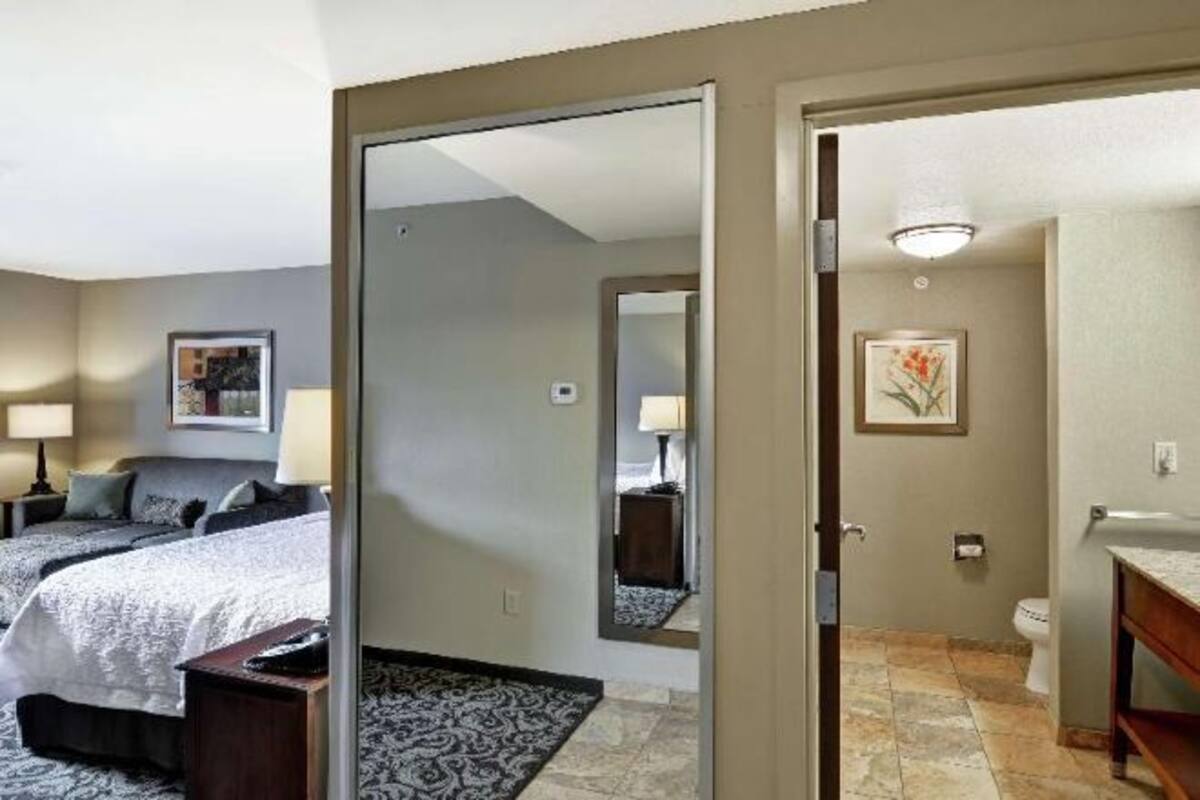 Verdunkelungsvorhänge, Bügeleisen/Bügelbrett, kostenlose Babybetten