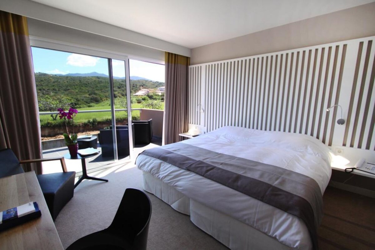 Premium bedding, minibar, in-room safe, desk