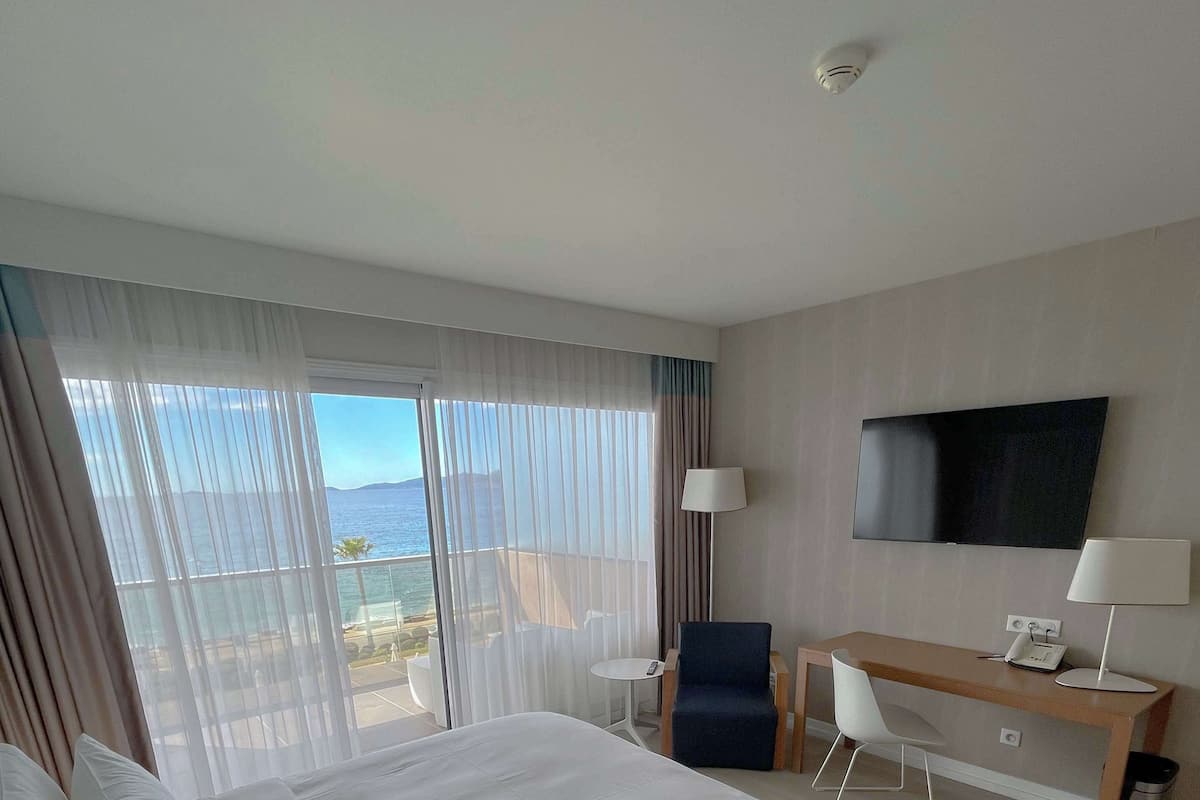 Hochwertige Bettwaren, Minibar, Zimmersafe, Schreibtisch