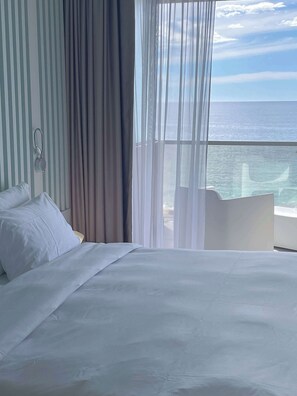 Premium Room, Balcony, Sea View | Premium bedding, minibar, in-room safe, desk