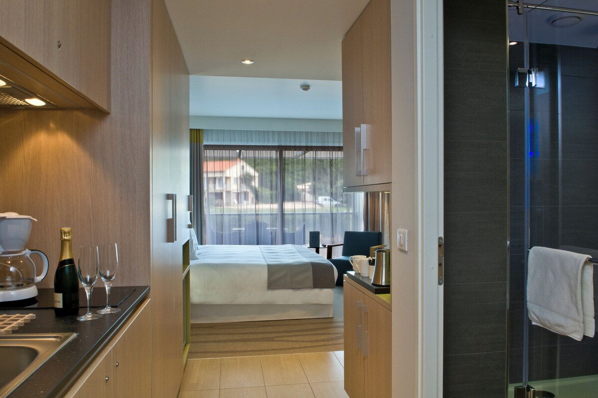 Premium bedding, minibar, in-room safe, desk