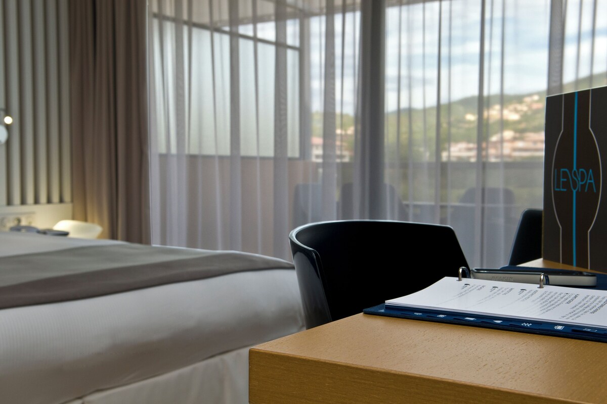 Premium bedding, minibar, in-room safe, desk